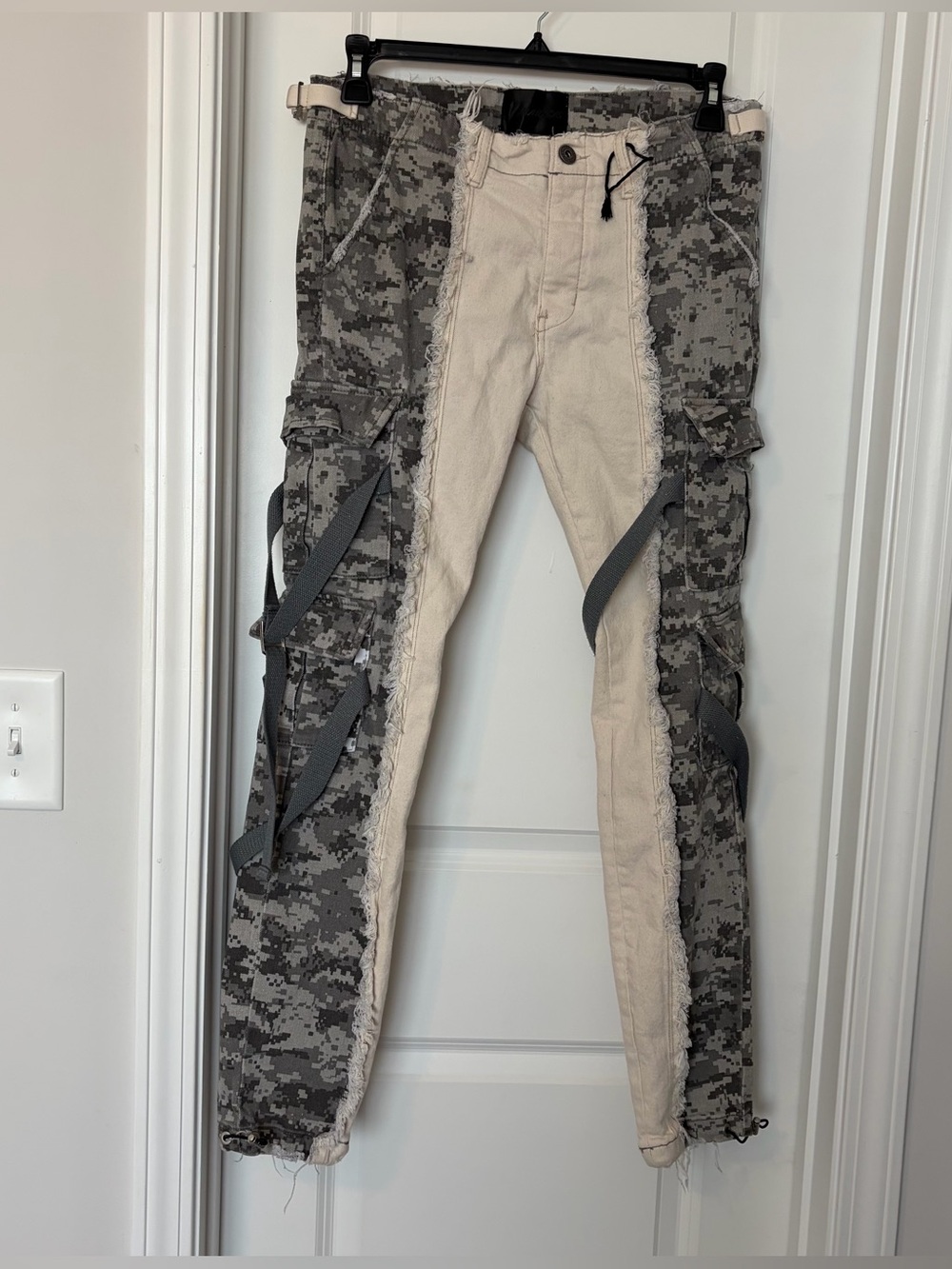 Valabasas -Men's Mixed-Camo Contrast Cargo Pants - cream  and Gray
Size 32